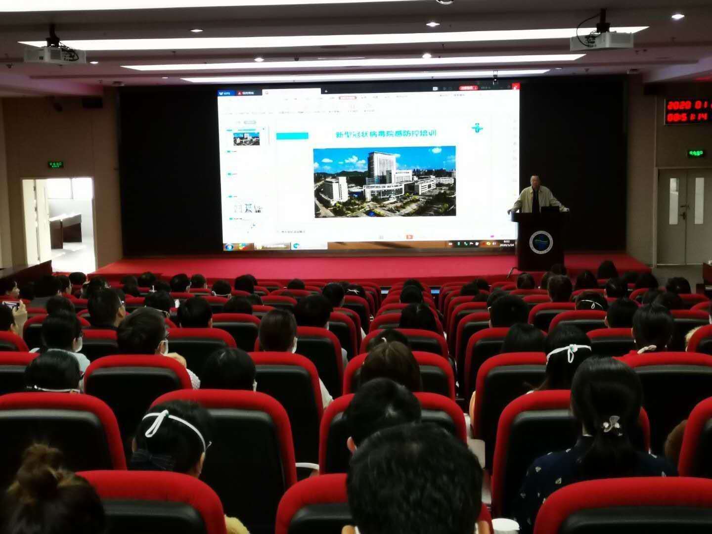 年三十这个团聚的日子，市三医院的大会议室坐得满满当当。