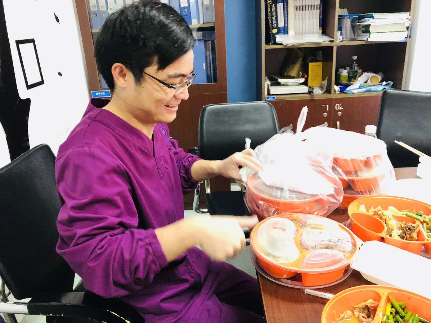 感染ICU病房的护士出来吃饭时，手被泡得很白，脸上还有口罩压着的痕迹。工作的时候他穿着防护服、戴着口罩，闷得透不过气来，浑身都是汗。