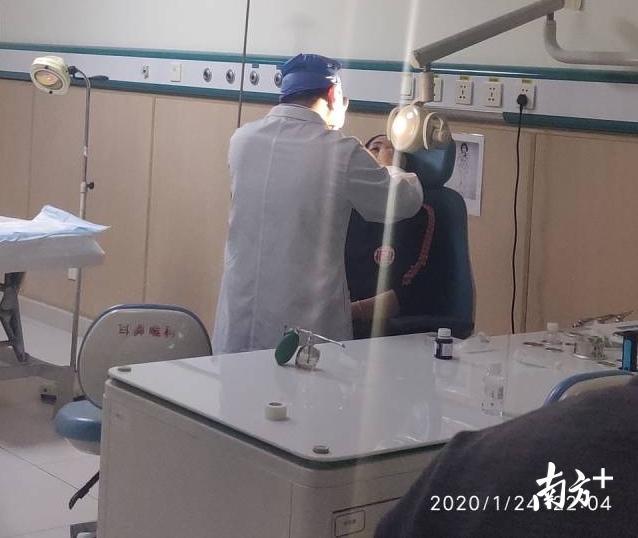 24日晚上22:04分,许富医生坚守岗位,为患者取出喉咙异物。 24日晚上22:04分,许富医生坚守岗位,为患者取出喉咙异物。