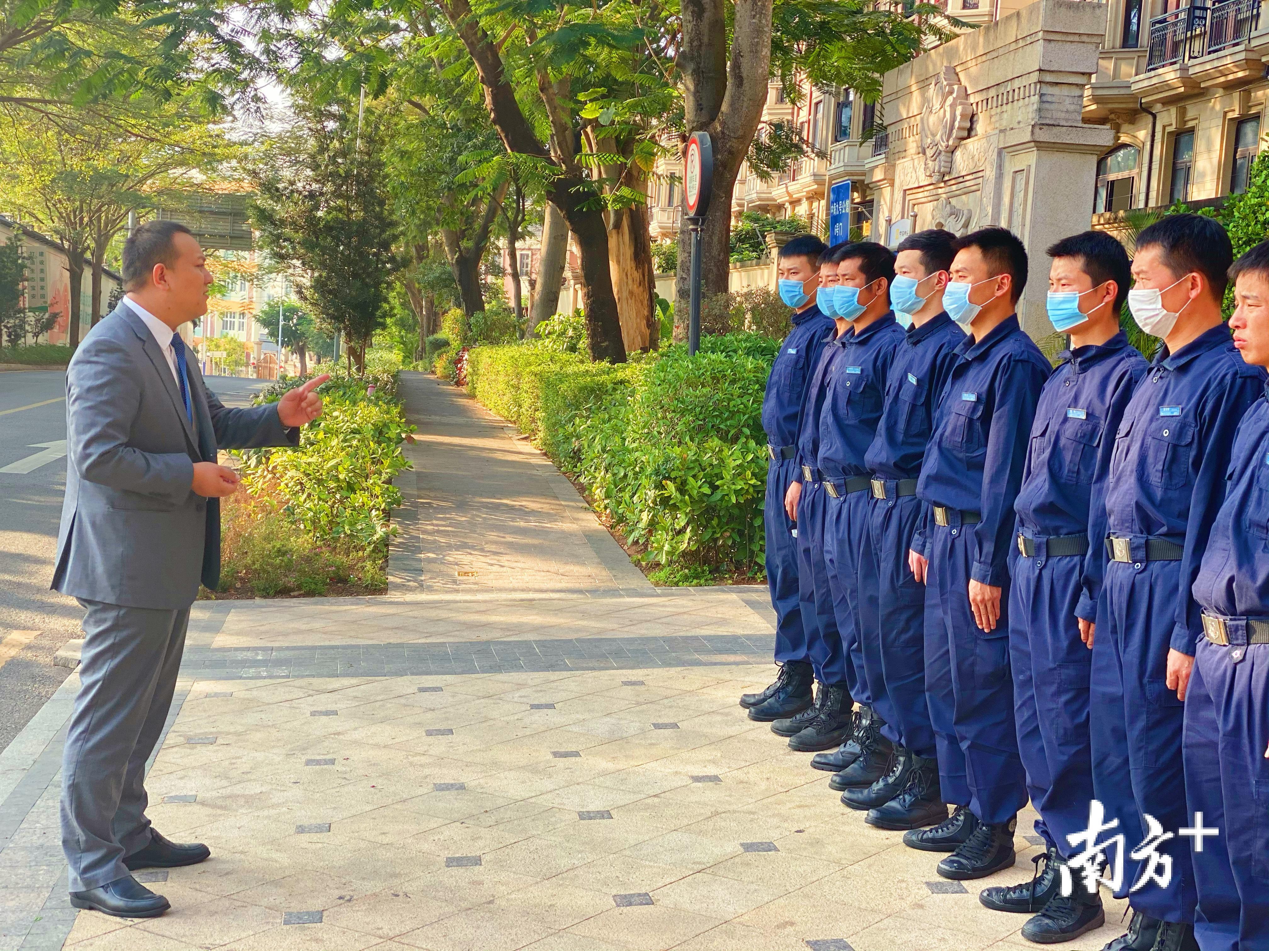 春节期间，李天广叮嘱值班的同事做好小区安全防范工作。