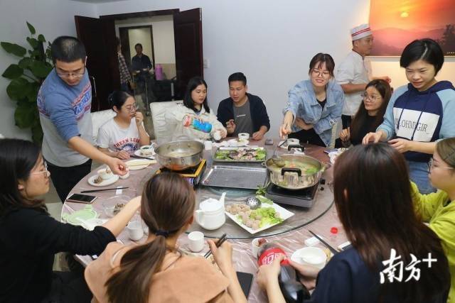 广东省中西医结合医院医护人员在食堂一起吃了一顿“暖心年夜饭”。