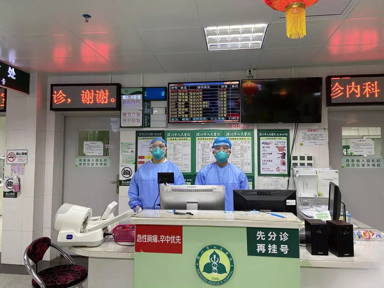 医务人员坚守在工作岗位上。