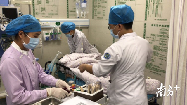 禅城区中心医院的医护人员们在手术台上迎接新年的到来。