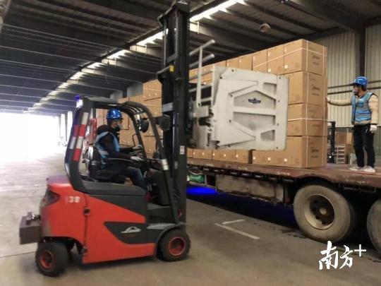 运往武汉火神山医院的美的空调正装载中。美的集团供图