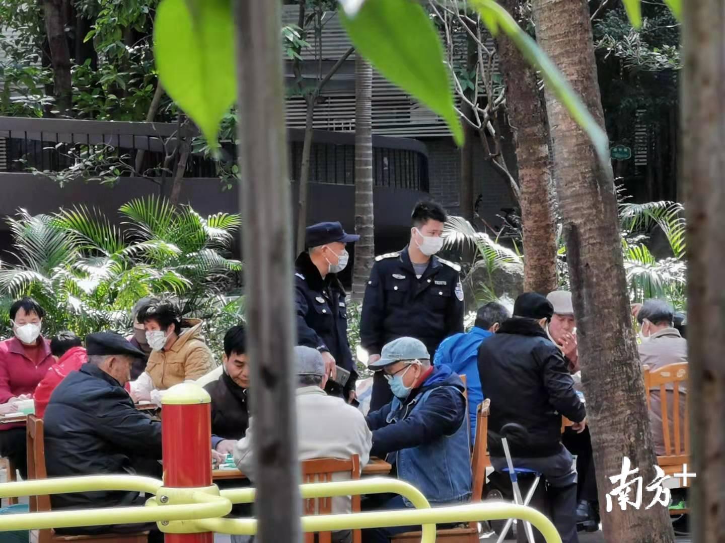 广州防控疫情20分钟接警到场劝户外打麻将老人戴口罩