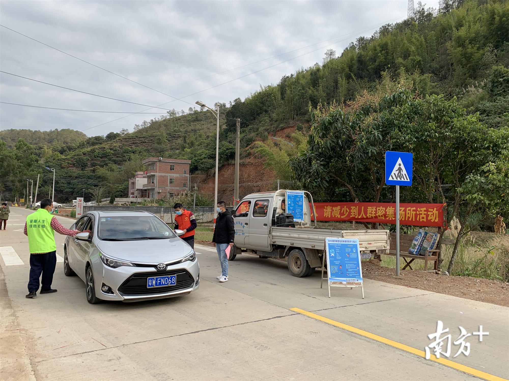 郁南宋桂镇移动宣传跑起来确保防疫宣传逐村逐户逐人到位