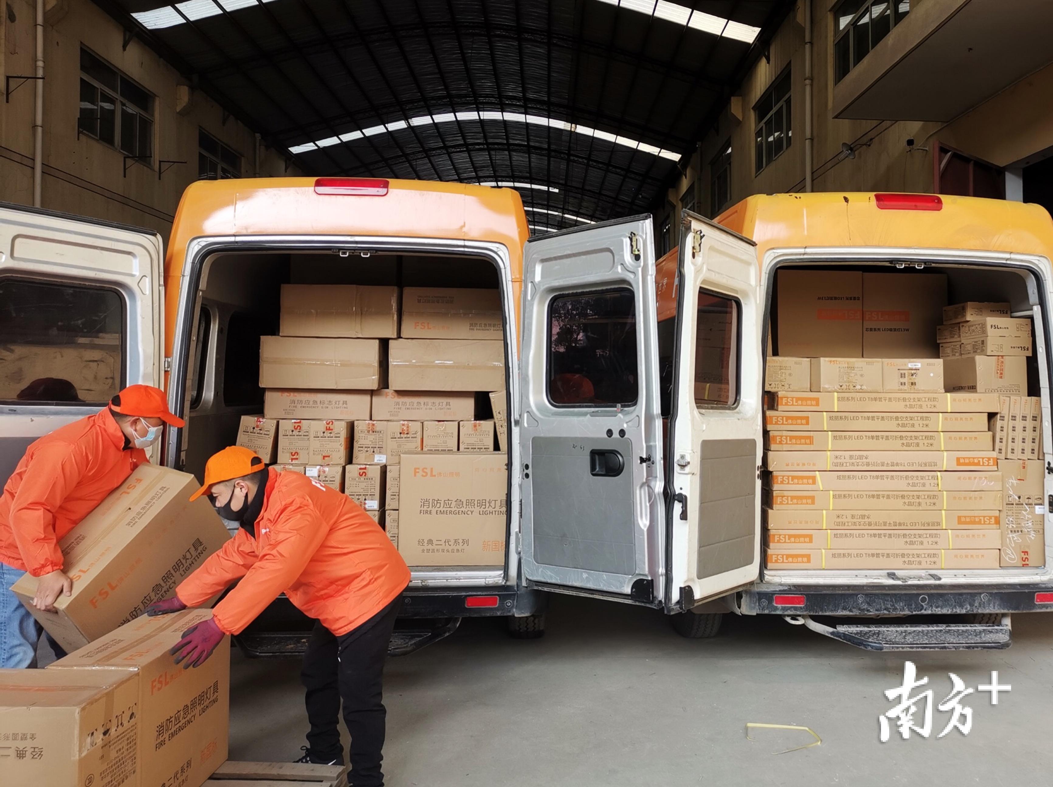 工作人员把捐赠的灯具装车送往火神山医院项目所在地。受访者供图