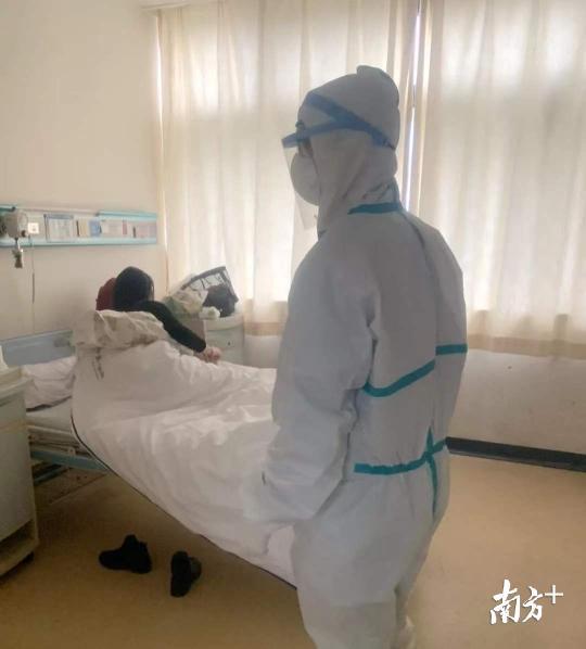 张焕基主任查看疑似病人 张焕基主任查看疑似病人
