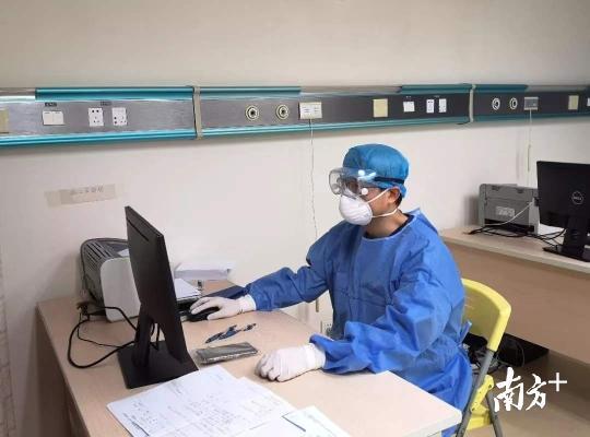 奋战在抗疫一线的张焕基主任 奋战在抗疫一线的张焕基主任