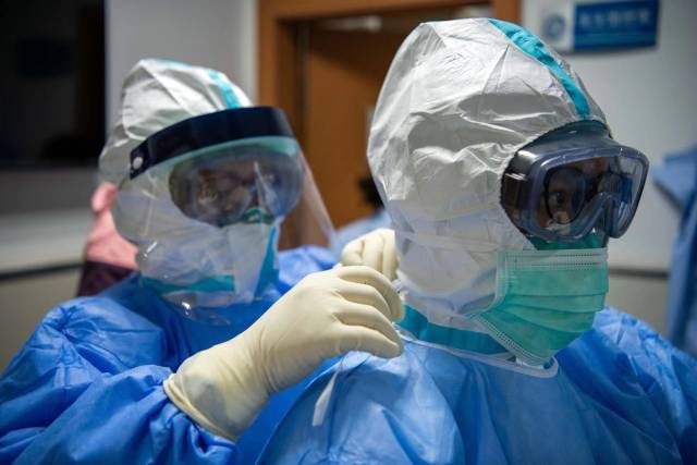 战疫影像日记|口罩戴太久,医生鼻子被压伤