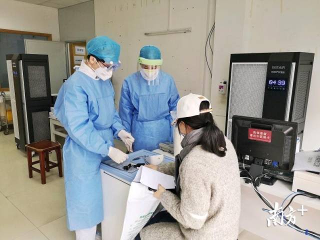 医院发热门诊工作现场