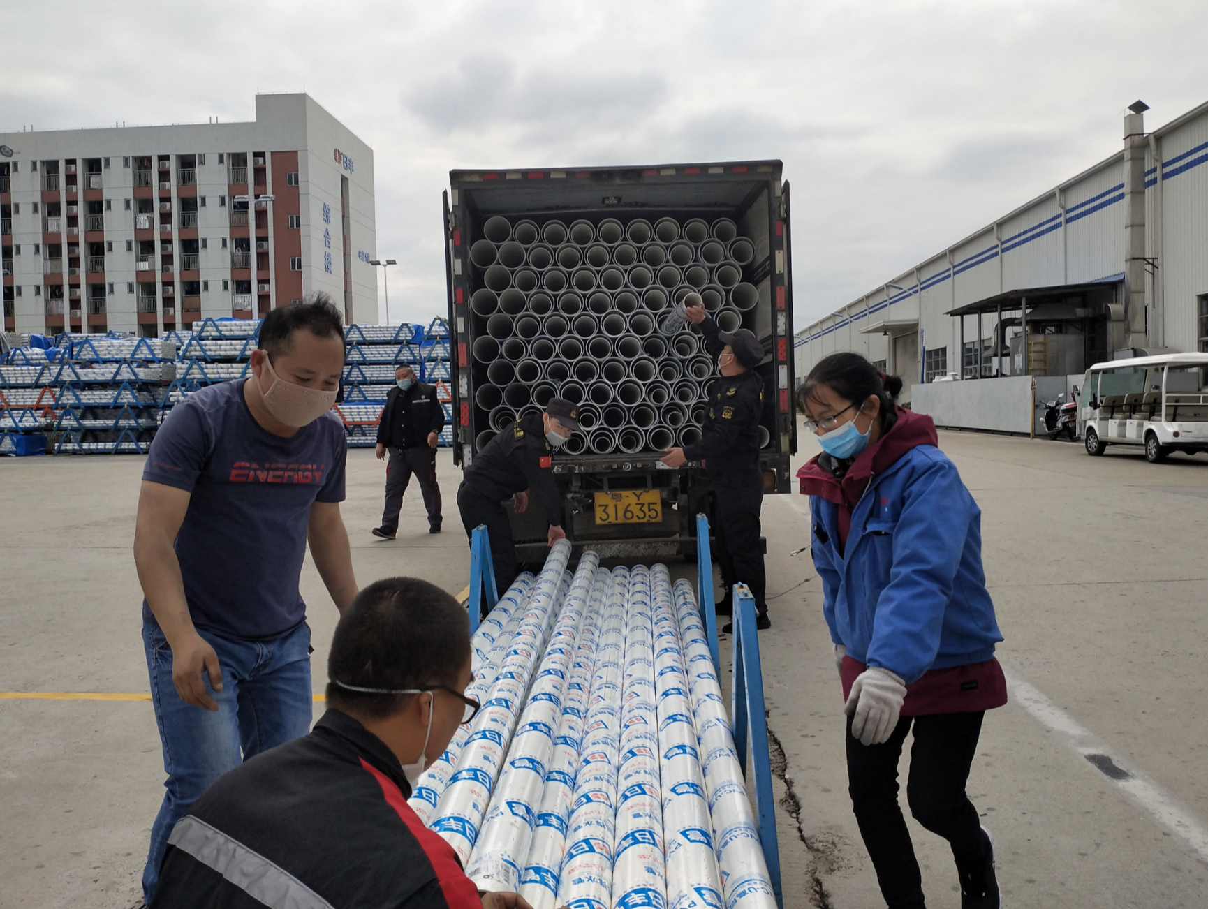 日丰员工在佛山市三水工业园区的生产基地备货，企业并请来顺丰专车把管料运往武汉。 日丰供图