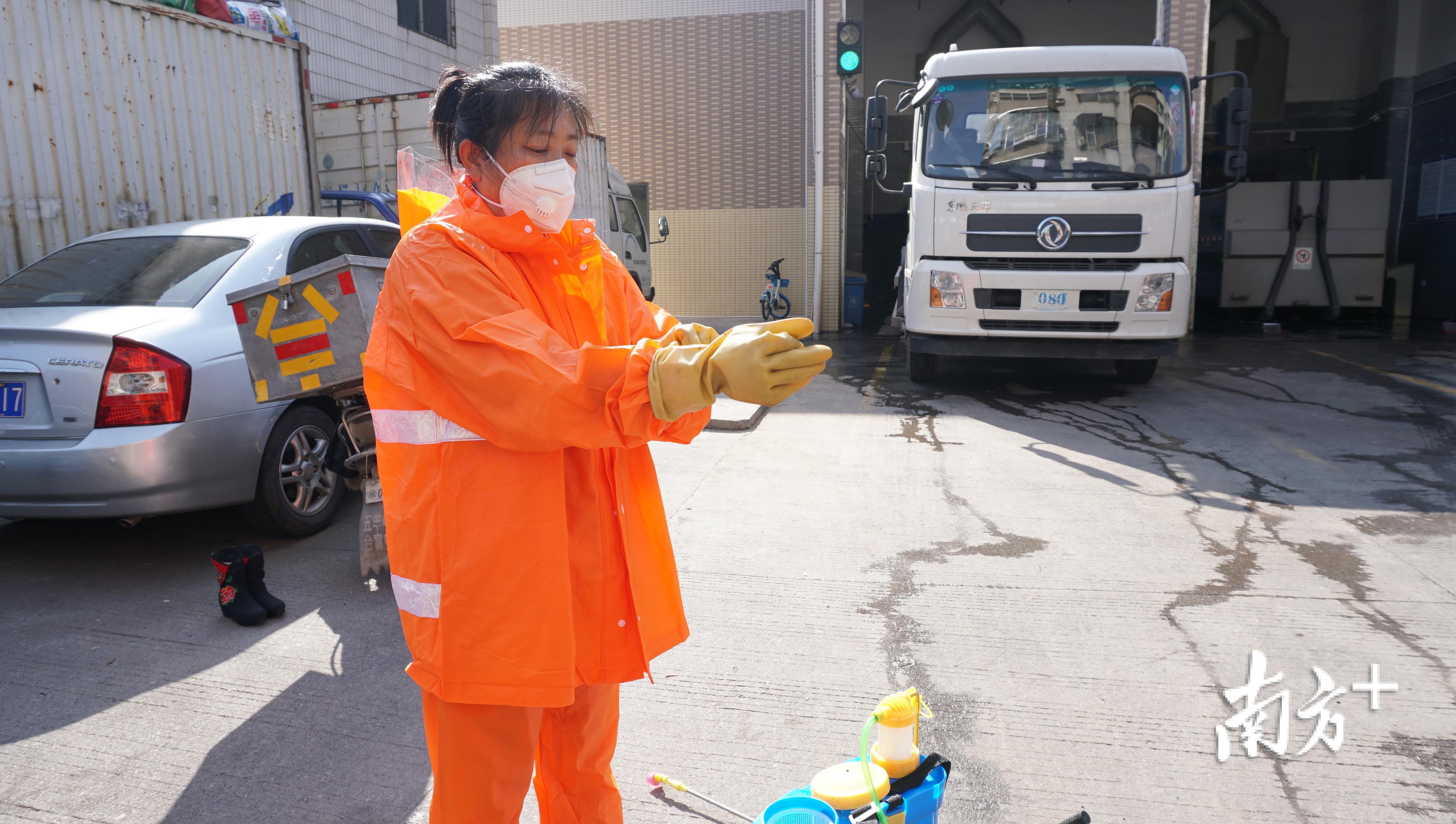 韩梅芳穿戴好防护服和手套后,开始调配消毒水。 韩梅芳穿戴好防护服和手套后,开始调配消毒水。