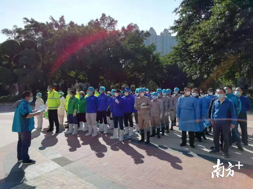 疾控工作人员在南海一小区集结。 疾控工作人员在南海一小区集结。