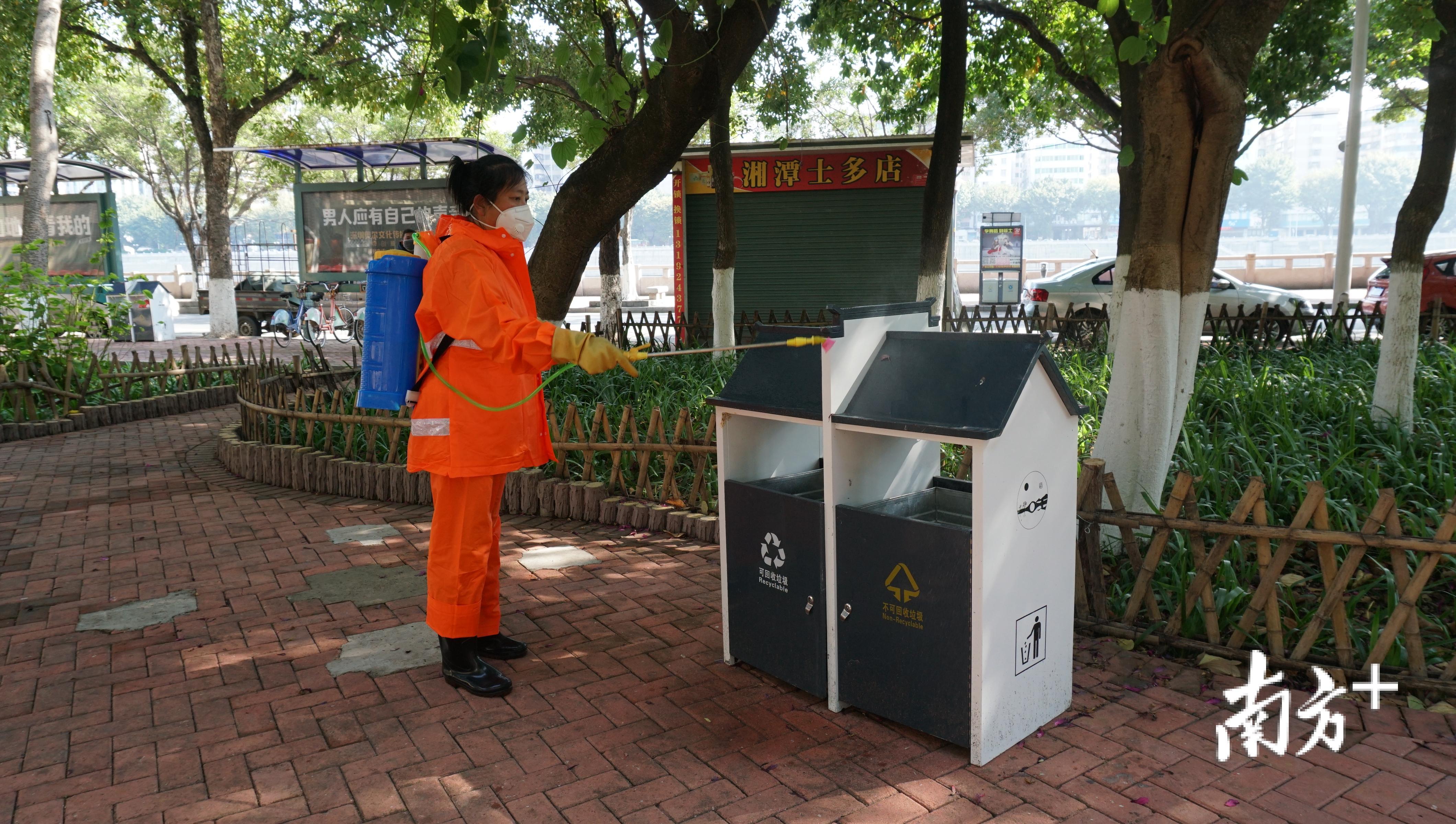韩梅芳对公共厕所和垃圾桶进行消杀。 韩梅芳对公共厕所和垃圾桶进行消杀。