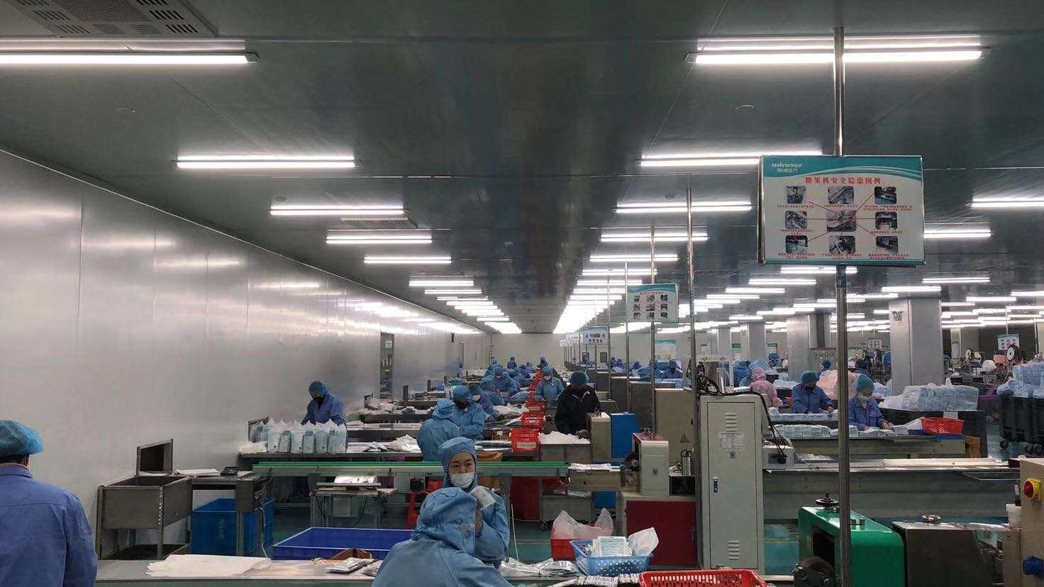 稳健医疗工厂内,一线工人身着全身防护服三班倒开工。 稳健医疗工厂内,一线工人身着全身防护服三班倒开工。