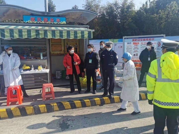 佛冈县卫计部门到疫情检测点部署疫情防控工作。程浩摄 佛冈县卫计部门到疫情检测点部署疫情防控工作。程浩摄
