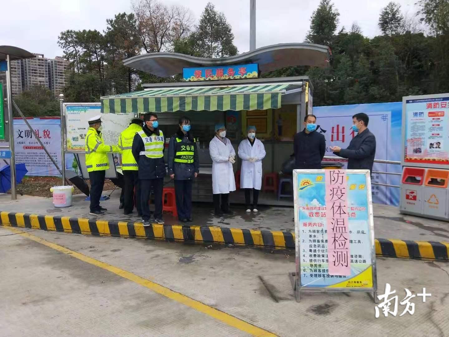 近日,佛冈县委书记董和平到京珠高速口检查防疫工作开展情况。程浩摄 近日,佛冈县委书记董和平到京珠高速口检查防疫工作开展情况。程浩摄