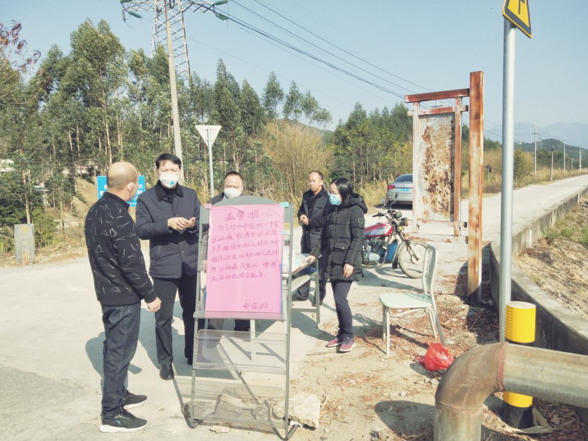 在石角镇科旺村入口检查点,县委常委、县政法委书记黄河查看体温测量、来访登记等工作情况。程浩摄 在石角镇科旺村入口检查点,县委常委、县政法委书记黄河查看体温测量、来访登记等工作情况。程浩摄