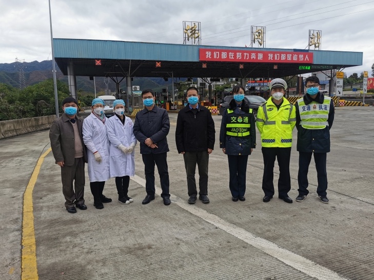 佛冈县委副书记、县长蔡旭东看望战斗在防疫一线的工作者。程浩摄 佛冈县委副书记、县长蔡旭东看望战斗在防疫一线的工作者。程浩摄