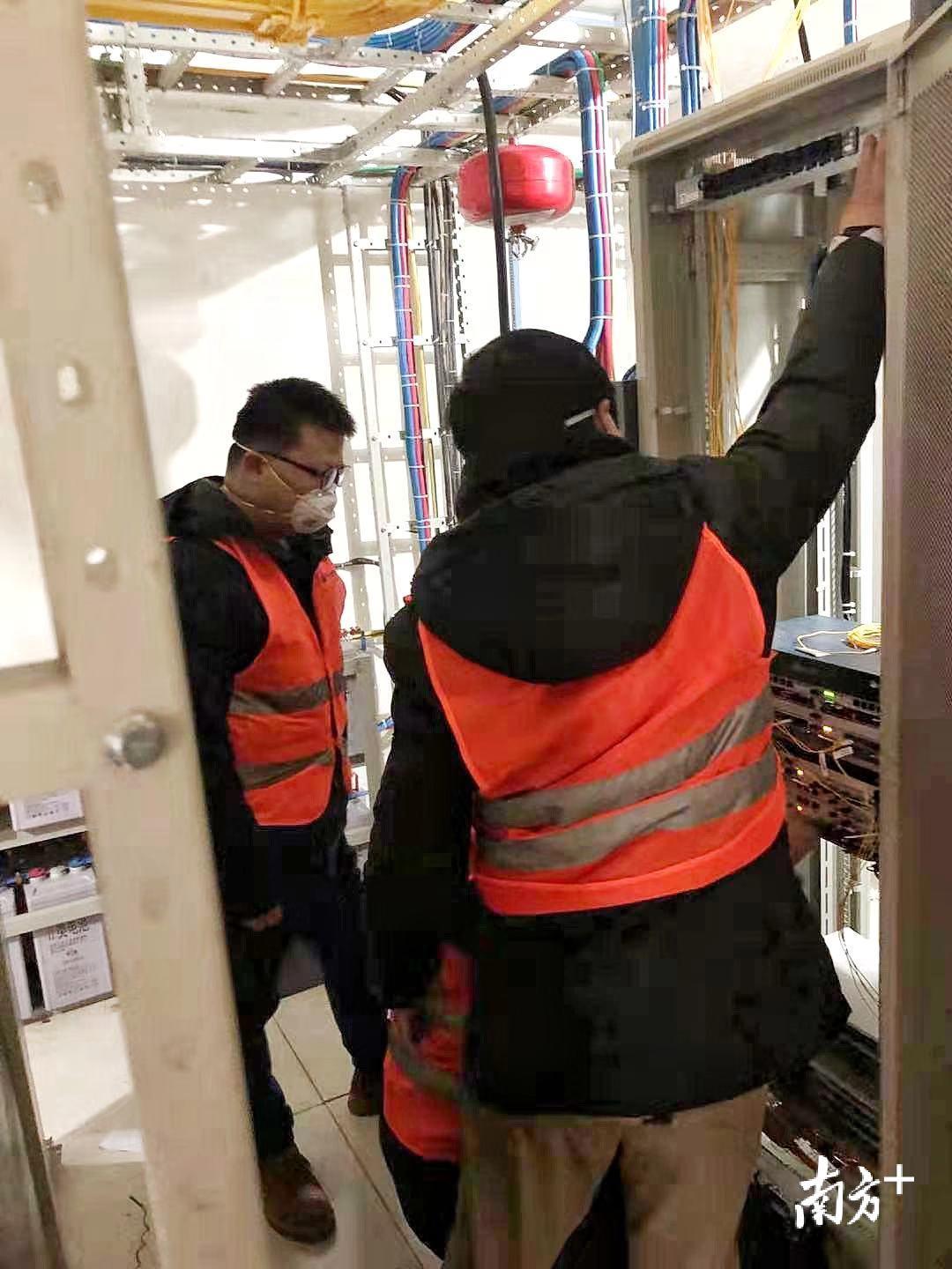 1月25日,华为工作人员在火神山医院开通调试5G设备。华为公司供图 1月25日,华为工作人员在火神山医院开通调试5G设备。华为公司供图