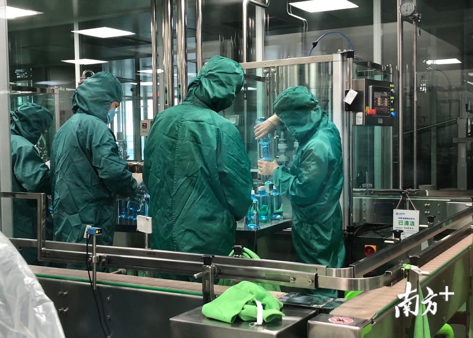 工人们在传统直线灌装车间内做最后的包装.