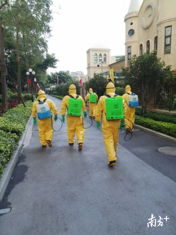 疾控工作人员身背消毒器械前往杀毒区域。 疾控工作人员身背消毒器械前往杀毒区域。
