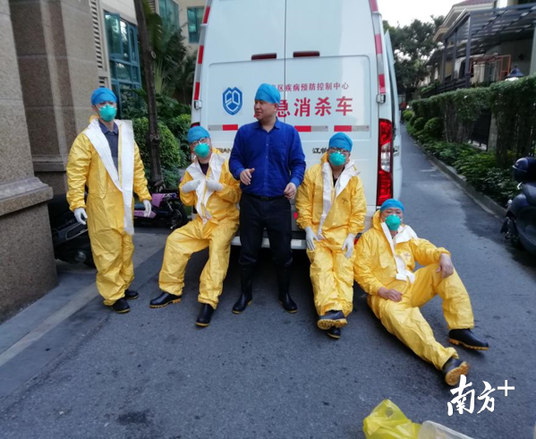 疾控工作人员在完成消毒作业后大汗淋漓。 疾控工作人员在完成消毒作业后大汗淋漓。