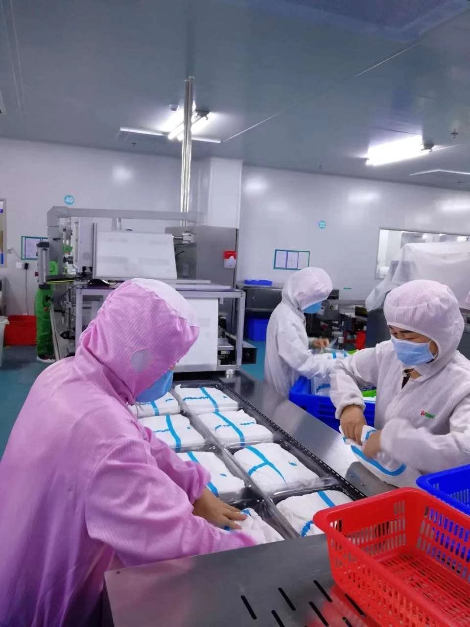 稳健医疗工厂内,一线工人身着全身防护服三班倒开工 稳健医疗工厂内,一线工人身着全身防护服三班倒开工