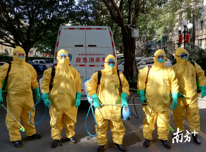 疾控工作人员穿戴整齐准备进行消毒。 疾控工作人员穿戴整齐准备进行消毒。