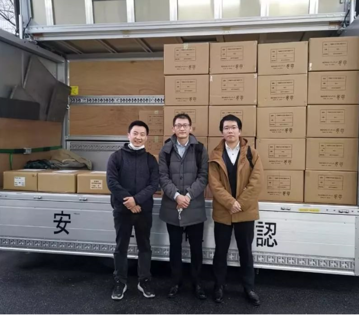 美的日本研发中心工作人员确认物资无误装车