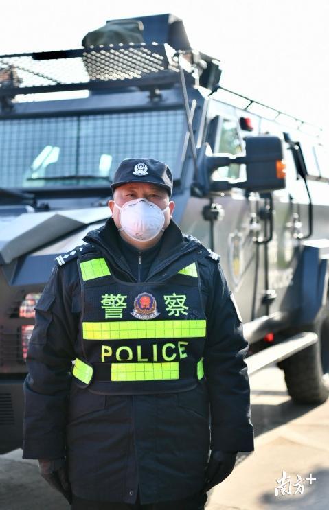 潘焕章主动请缨来到省际联合检疫检查站工作。 记者 曾亮超 摄 