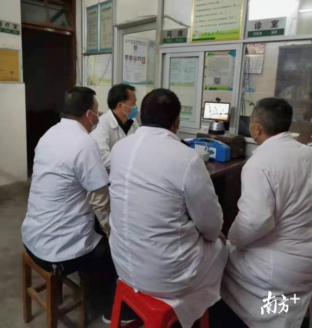 乡村医生在村卫生站接受远程医疗培训。