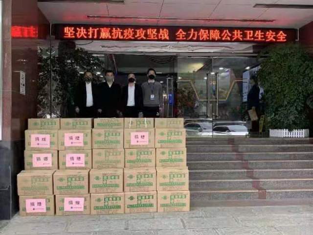 图为：曹国文向深圳市卫健委捐赠的医用手套