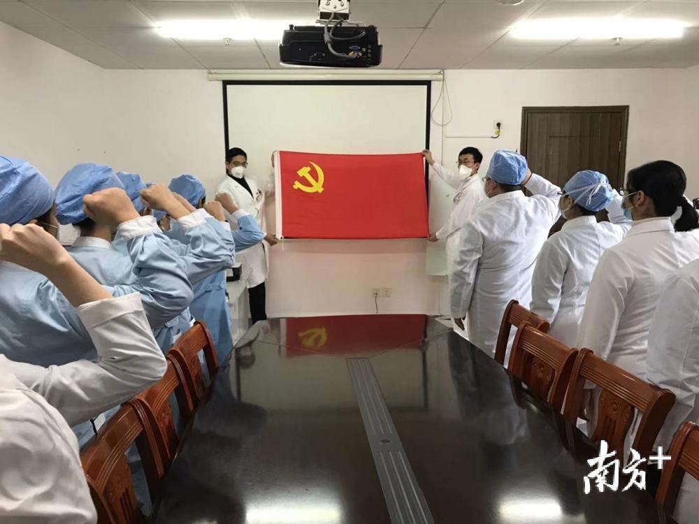 清远市人医全体党员以党小组为单位宣誓重温入党誓词。