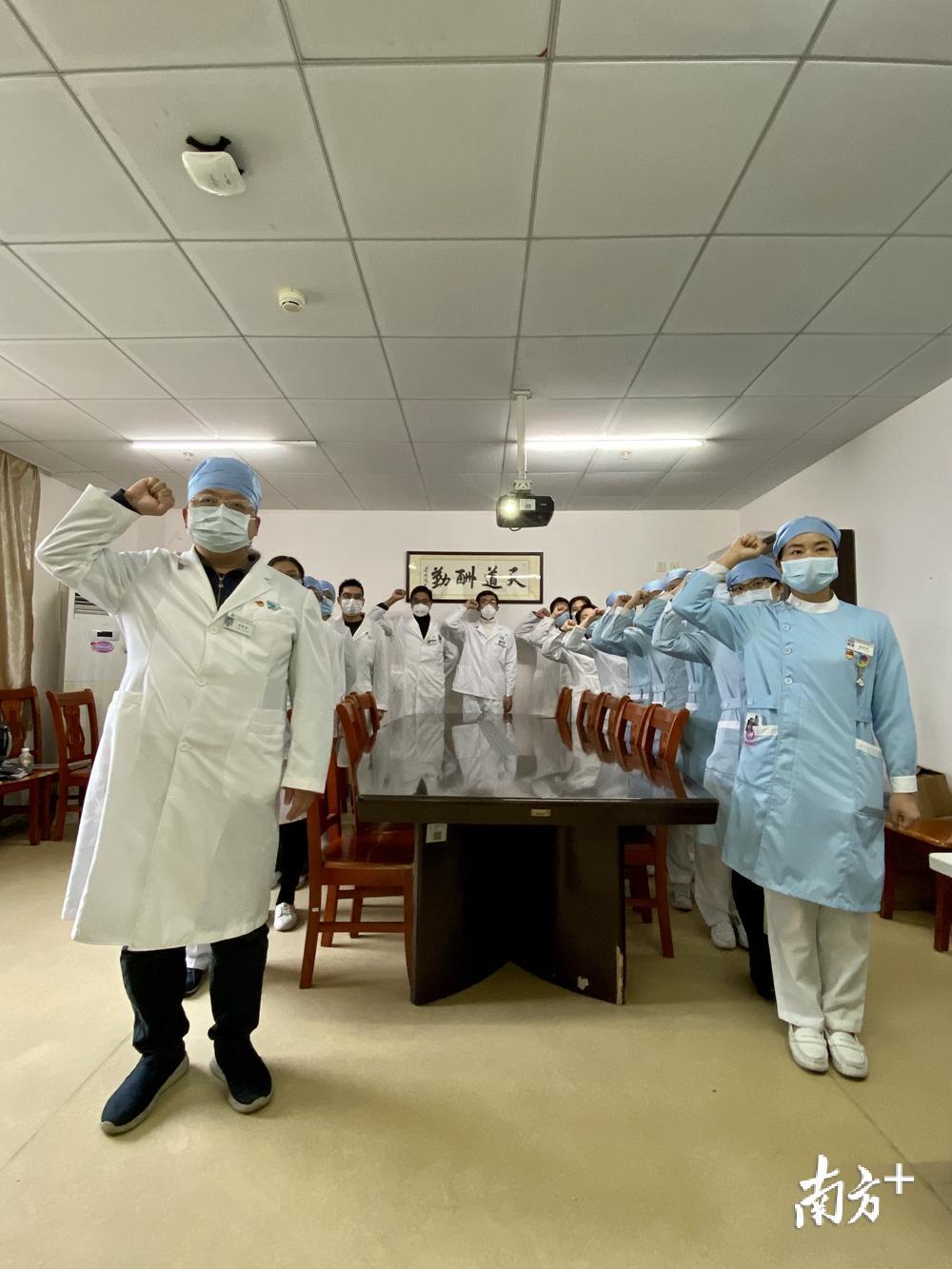 清远市人医全体党员以党小组为单位宣誓重温入党誓词。