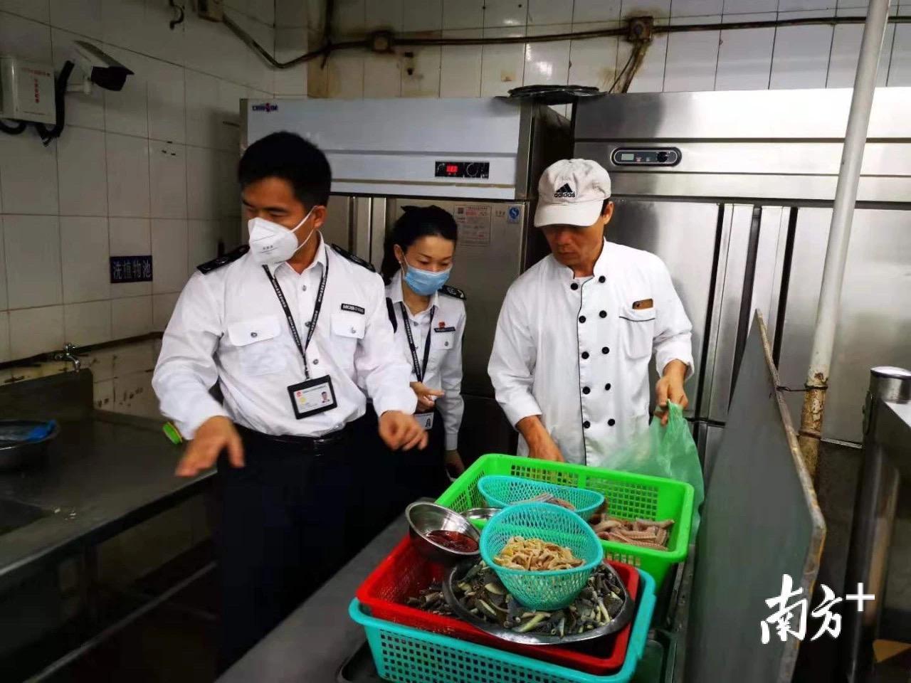 辉记酒楼厨房内正加工蛇类肉品 辉记酒楼厨房内正加工蛇类肉品