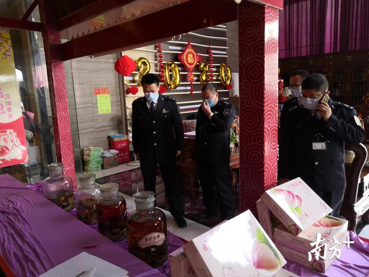 市场监管人员当场查获用蛇泡制的自泡酒 市场监管人员当场查获用蛇泡制的自泡酒