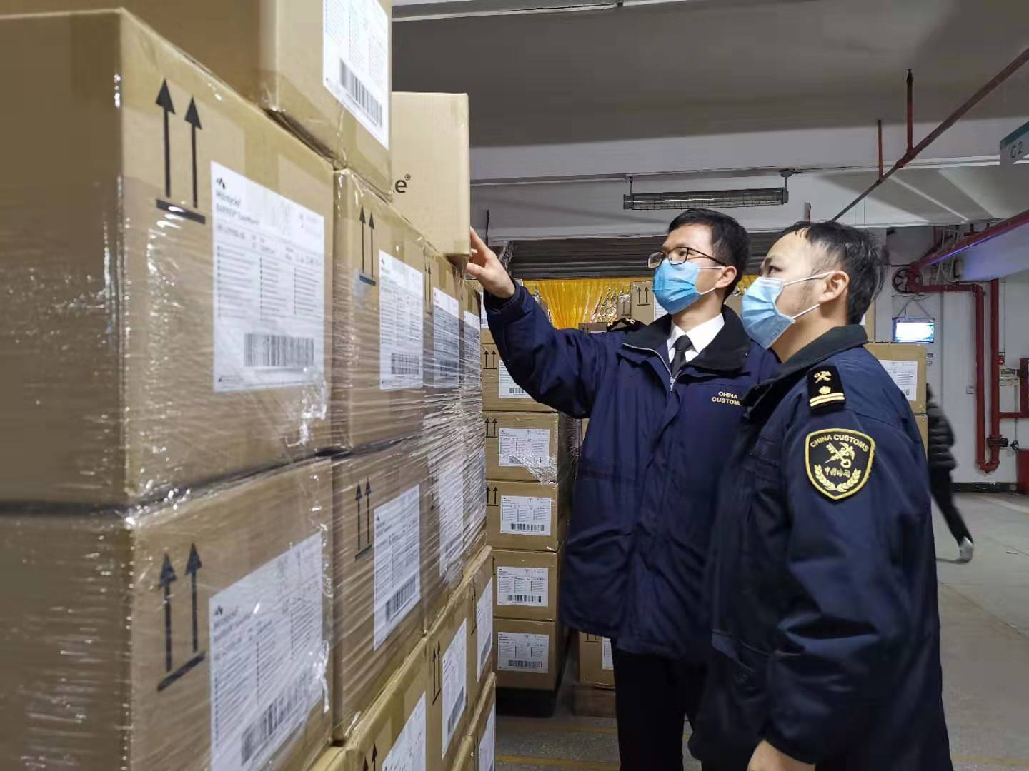 河源海关关员查看仓库口罩存储情况。