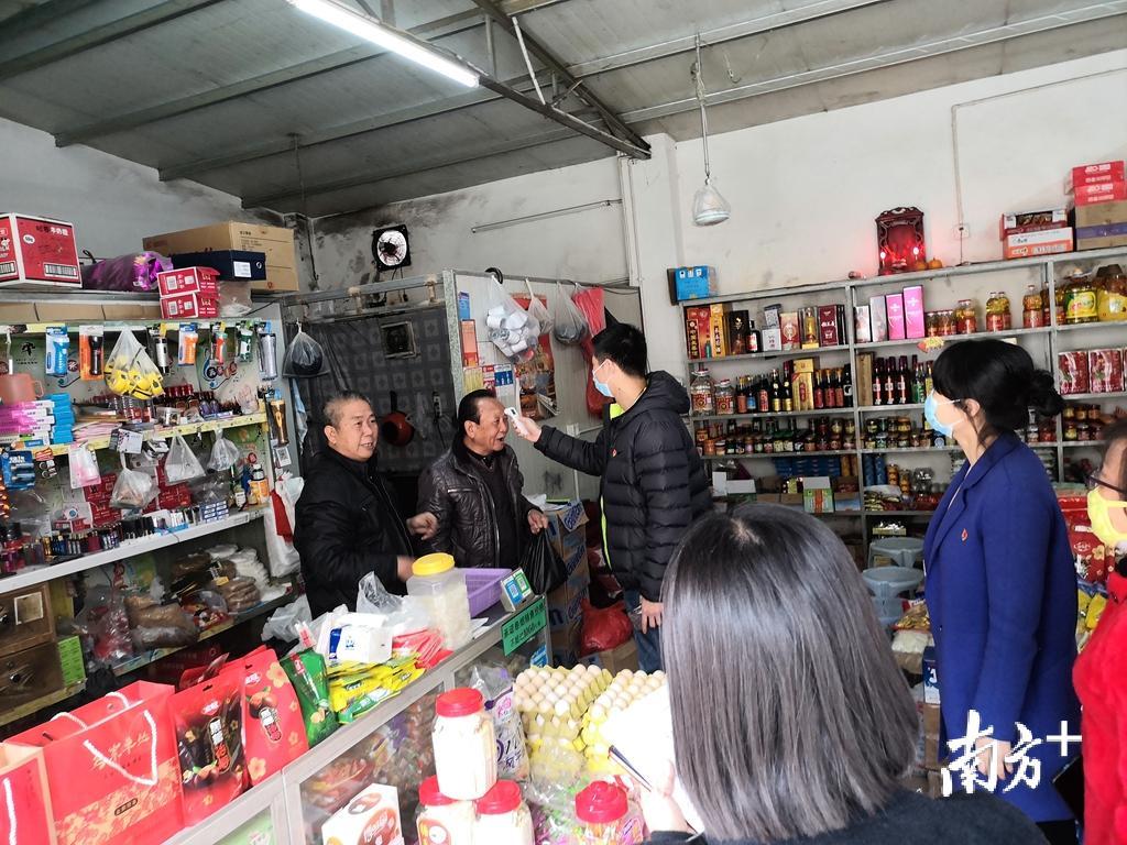 礐石街道及各社区党员干部义无反顾投身到疫情防控第一线。