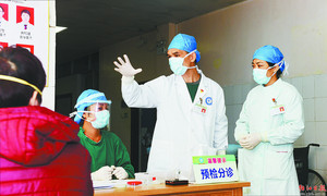 陈英全（右二）在一线抗疫现场。谭文强 摄