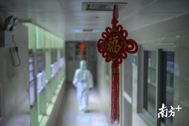 南方医院隔离病房的走廊上，中国结格外鲜艳。 南方日报记者 张梓望 李细华 摄 