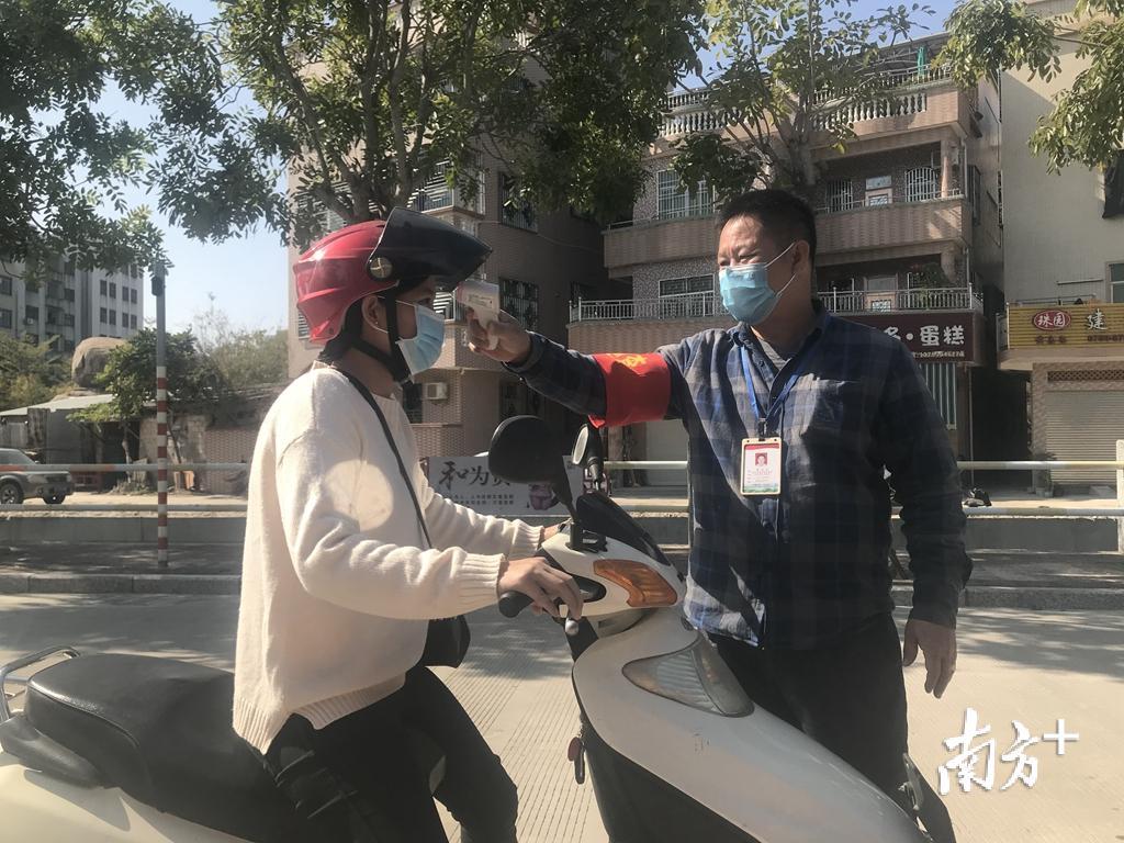 礐石街道及各社区党员干部义无反顾投身到疫情防控第一线。