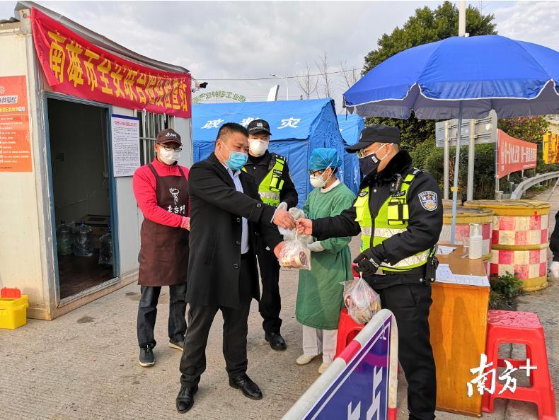 爱心企业为检查站执勤人员送早餐。 爱心企业为检查站执勤人员送早餐。