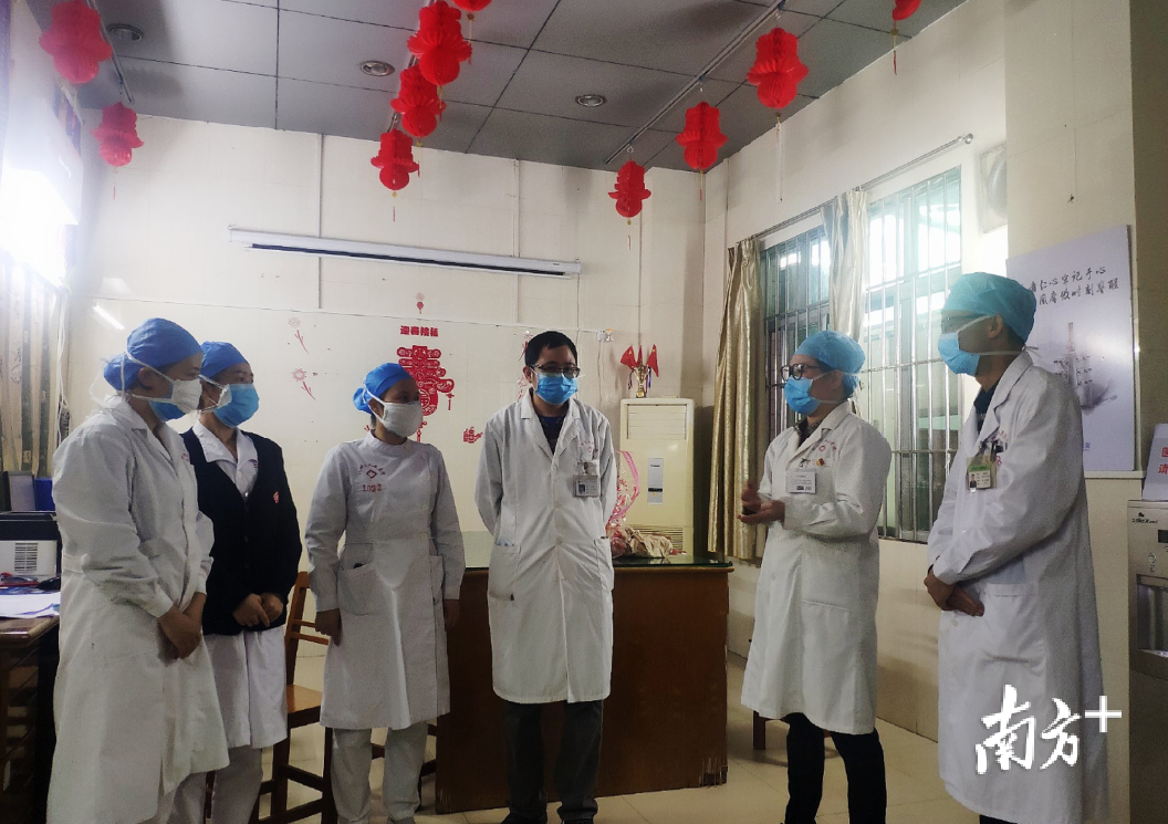 医院党委副书记、负责人黄泽红与南方医院帮扶化州队长张晟从接到上级指令开始,立即投入一级防控备战工作。 医院党委副书记、负责人黄泽红与南方医院帮扶化州队长张晟从接到上级指令开始,立即投入一级防控备战工作。