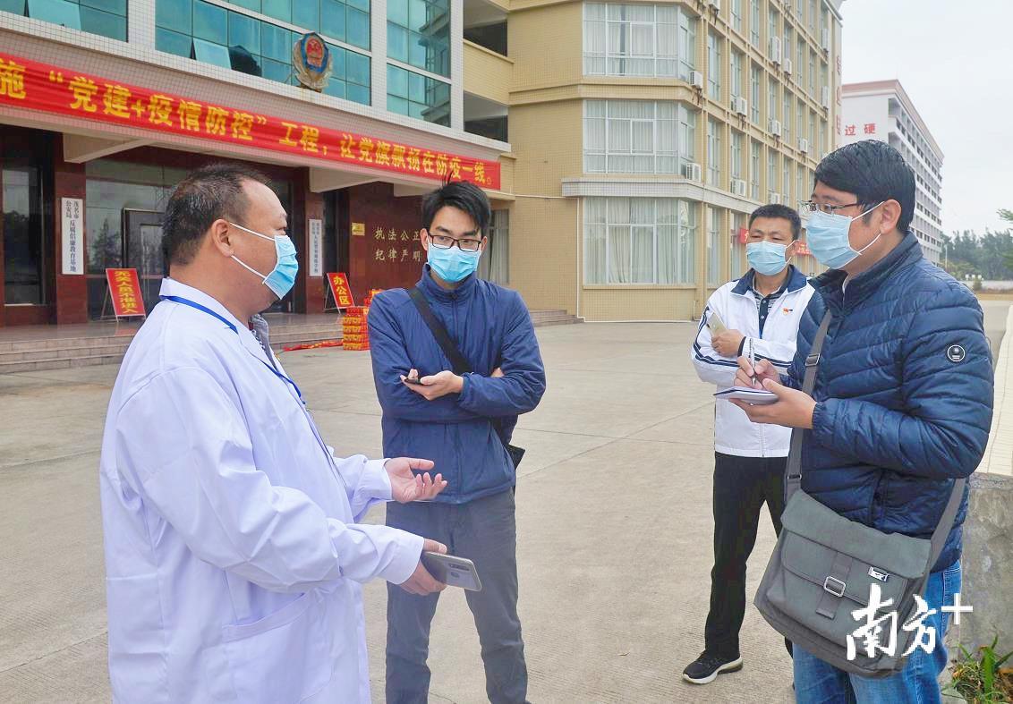 工作人员向南方+记者介绍有关情况。周泽佳 摄