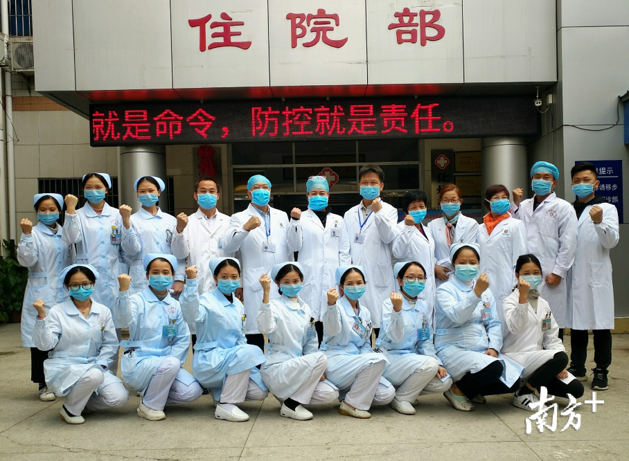 根据市委统一部署,医院党委迅速建立了化州市人民医院防控一线第一分区和第二分区,组建了分区医护人员应急分队,分别负责疑似病例收治和医学观察点的工作。 根据市委统一部署,医院党委迅速建立了化州市人民医院防控一线第一分区和第二分区,组建了分区医护人员应急分队,分别负责疑似病例收治和医学观察点的工作。