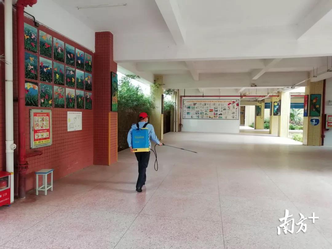 惠州市实验中学附属学校开展学校园消毒工作。