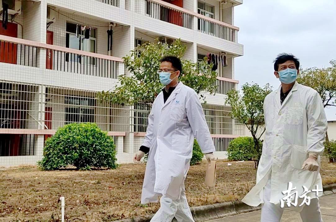 驻点医务人员越过警戒线进入观察点。