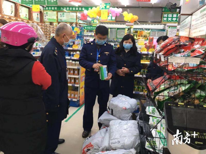 日用品店,便利店的檢查力度,嚴厲打擊不良商家趁機售賣劣質口罩,過期